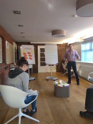 Ausdrucksvolle Körpersprache gehört beim Coachen dazu